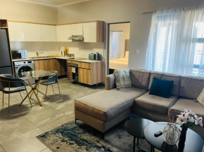 6A Elizabeth Place - Beautiful Self Catering 1 bedroom unit next to Kyalami Racetrack with free WiFi - swimming pool gym and restaurant - Perfect for a couple in Midrand Waterfall